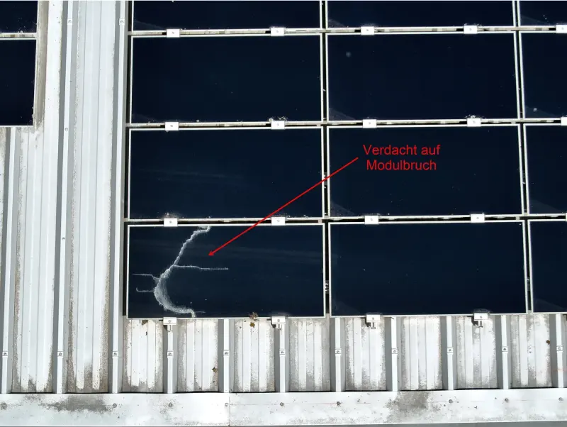 PV-Module auf einem Hallendach, ein Modul mit Bruchspur rot markiert